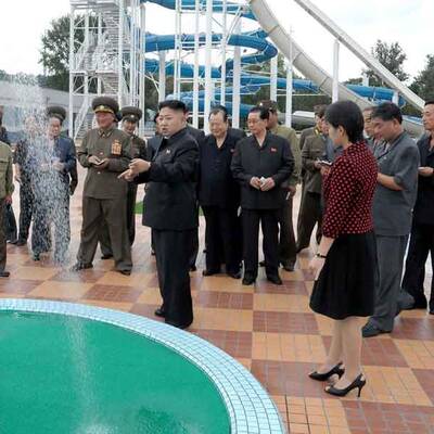 Nordkoreas Kim mit Frau und Krake