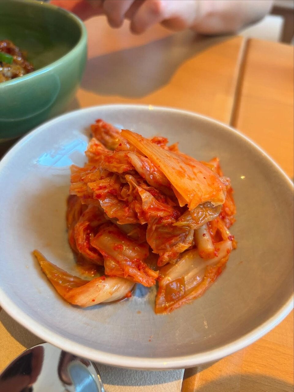 Kimchi werden traditionell von Hand eingelegt.