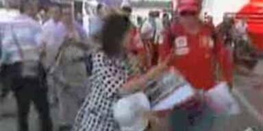 Kimi Räikkönen rennt Kind um