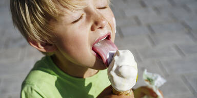 Kind isst Eis