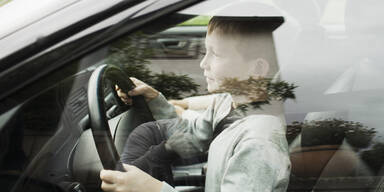 Kind am Steuer Auto