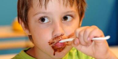 Kind isst nur Nachtisch