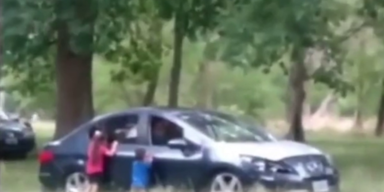 Kinder stehen vor Auto