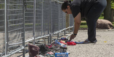 Frau gedenkt der k&uuml;rzlich entdeckten Kindergr&auml;ber in Kanada