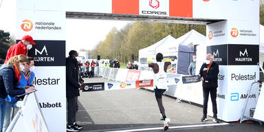 Eliud Kipchoge beim &Uuml;berqueren der Ziellinie in Enschede