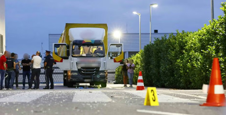 Lkw kracht in Kirche