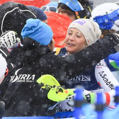 So emotional feiert Michaela Kirchgasser