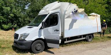 Klein LKW nach Br&uuml;ckencrash