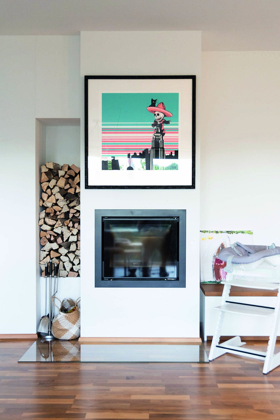 „Klassisch und clean – aufgeräumt, aber gemütlich“, soll es in Kleins Zuhause sein. Der Kamin ist der Hotspot im Winter.  