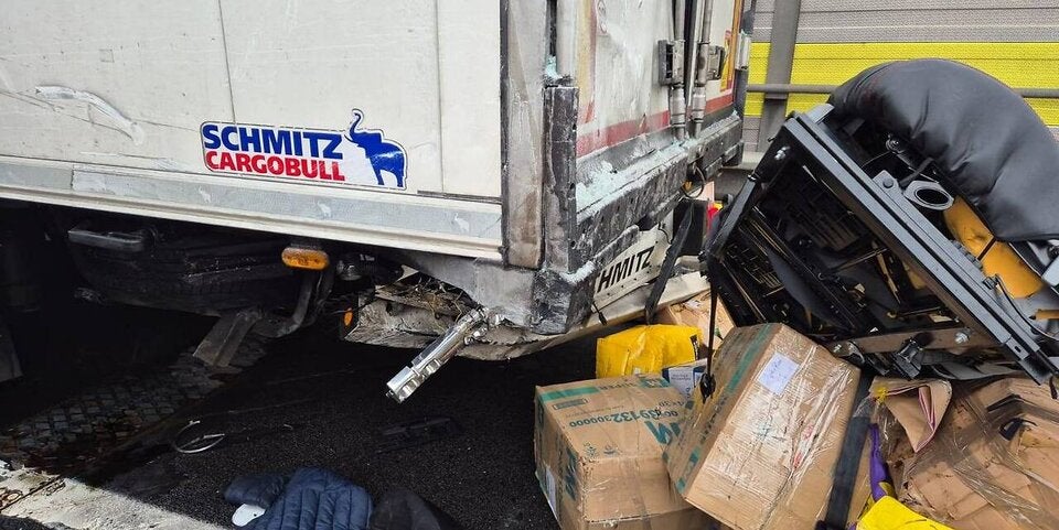 Kleinbus gegen Sattelschlepper