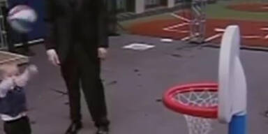 Baskettball: Kleinkind mit Gl&uuml;cksstr&auml;hne