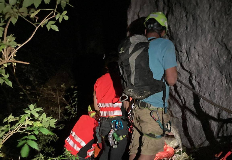 Kopfüber im Seil: Kletterer löst Rettungseinsatz aus