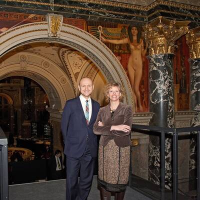 Rihanna - Queen of Downloads