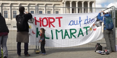 Klima demo parlament.PNG