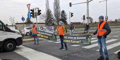 Klima-Kleber blockieren Altmannsdorfer Stra&szlig;e und Landstra&szlig;er G&uuml;rtel