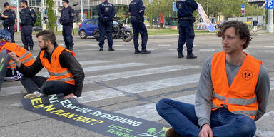 Klima-Kleber sorgen erneut für Verkehrs-Chaos