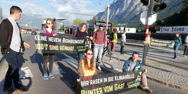 Klima-Kleber protestieren mit Kirchen-Vertretern