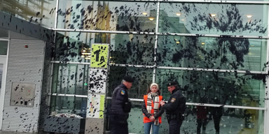 Klimaaktivisten verunstalten Landtagsgebäude in St. Pölten.png