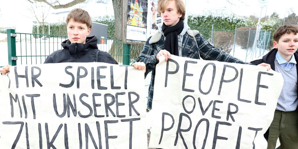 Klima-Aktivisten crashen Stimm-Abgabe von Mikl-Leitner