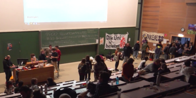 Klimasch&uuml;tzer besetzten H&ouml;rsaal an der Uni Wien.png