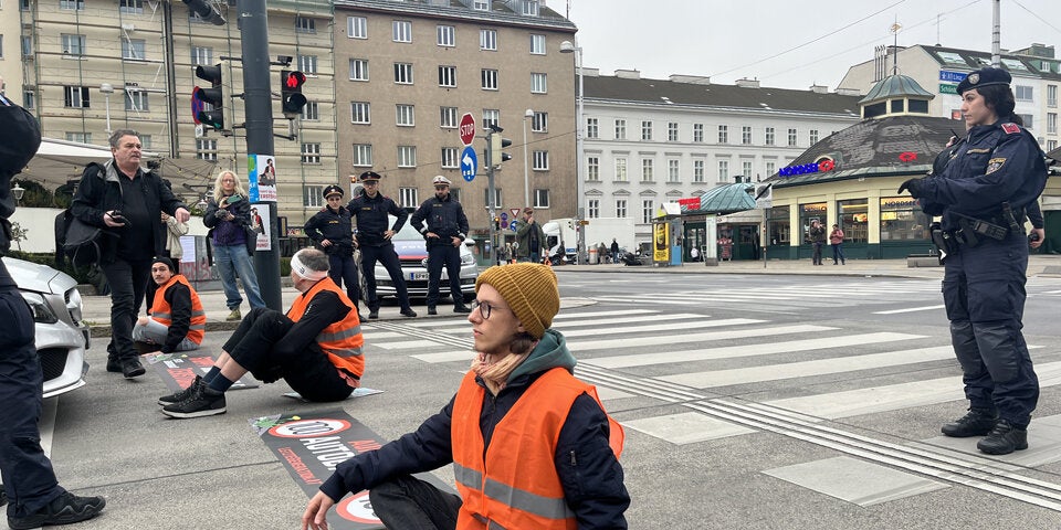 Klimaaktivisten legen Wienzeile lahm