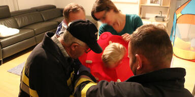 Bub bleibt mit Kopf in Klodeckel stecken