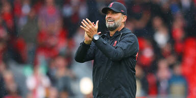Liverpool-Coach J&uuml;rgen Klopp apllaudiert den heimischen Fans an der Anfield Road
