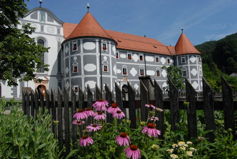 OLIMJE-KLOSTER. Der ehemaligen Burggarten präsentiert sich als narturnaher Kräutergarten mit Bienenstock.