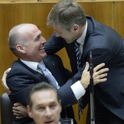 Schüler eines Militärgymnasiums verfolgen die Debatte