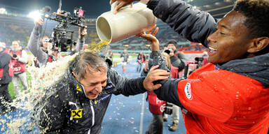 Alaba mit Bierdusche für Teamchef Koller