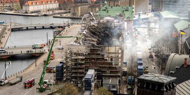 Fassade der historischen B&ouml;rse in Kopenhagen eingest&uuml;rzt