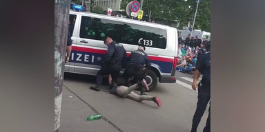 Kopf unter Polizeibus