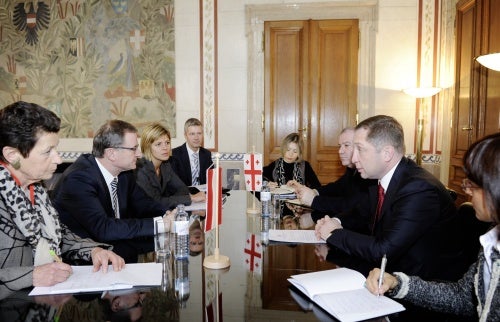 2014: Besuch des georgischen Staatsministers für europäische und euroatlantische Integration Aleksi Petriashvili bei Karlheinz Kopf. Im Hintergrund: das unverhängte Wandgemälde.