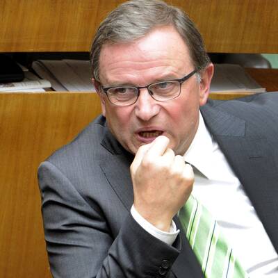  Die Causa Graf, Diplomatenpässe und das Transparenzpaket werden im Hohen Haus diskutiert.