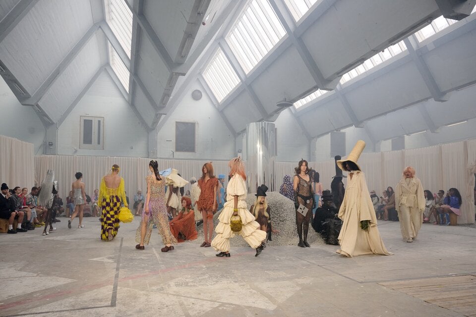 Erdende Fasern wie Baumwolle aus Uganda und Kenia, Sisal aus Tansania sowie Raffiabast und Jute aus Nigeria verleihen den Stücken eine beruhigende Kraft.