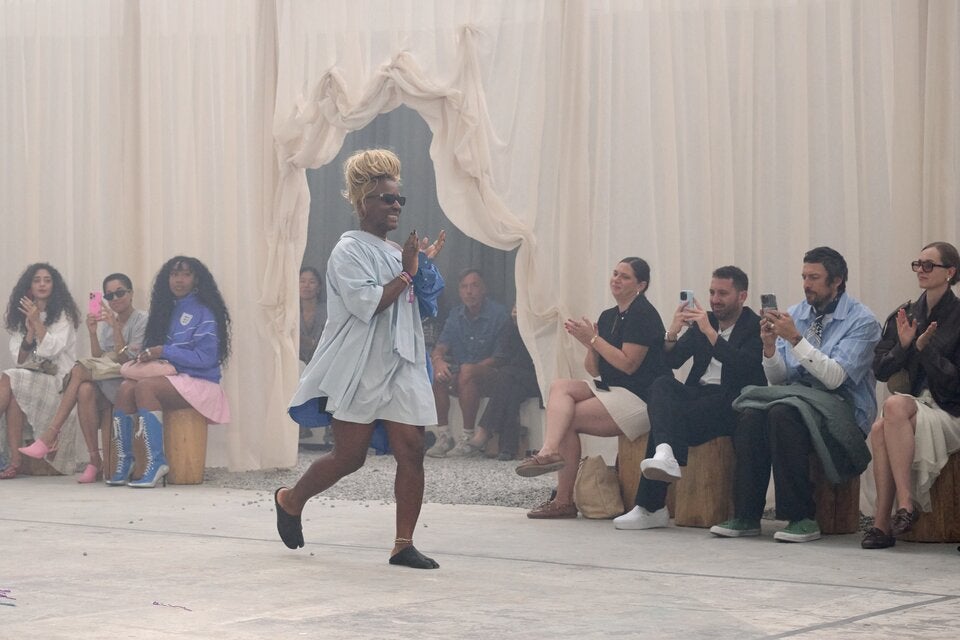 Die nigerianische Marke IAMISIGO, die im Januar für ihren unverwechselbaren Stil und ihr Engagement für ethische Materialgewinnung sowie Förderung lokaler Communitys ausgewählt wurde, präsentierte mit ihrer SS26-Modenschau „Dual Mandate“ ihr Debüt auf der Copenhagen Fashion Week.  