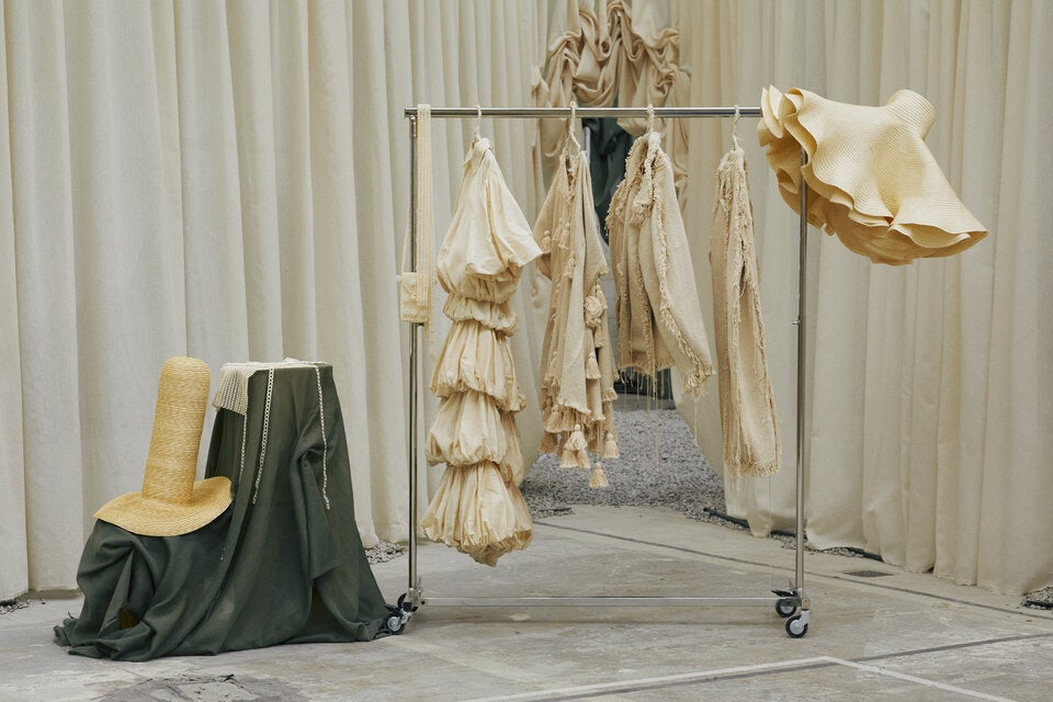 Am Morgen nach der Show lud Zalando die Gäste zu einem Re-See der Kollektion von IAMISIGO ein, um einen vertieften Einblick in die Geschichte, die Handwerkskunst sowie die lokal bezogenen Materialien zu ermöglichen, aus denen die aufwendigen, handgewebten Designs gefertigt werden. 