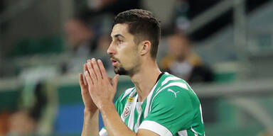 Rapid-Spieler von eigenem Fan mit Pyro beworfen