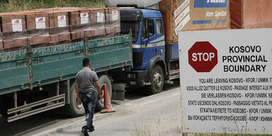 Kosovo Grenze Lkw Stau
