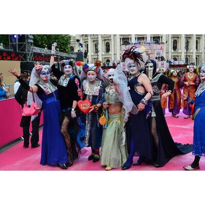 Die schrägsten Kostüme am Life Ball