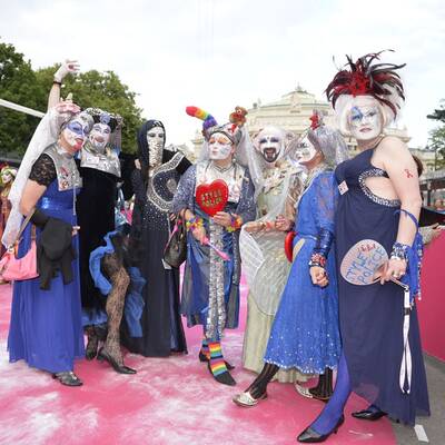 Die schrägsten Kostüme am Life Ball