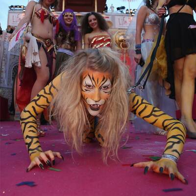 Die schrägsten Kostüme am Life Ball