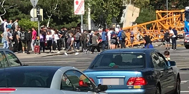 Kran in Wien stürzt bei Abbauarbeiten ein