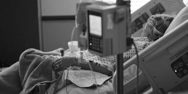 Krankenbett mit Patientin