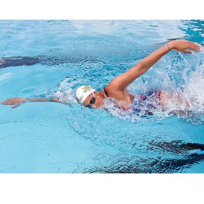 3. Atmen sie ein. Wenn Ihr Ellenbogen über Ihrem Kopf steht, strecken Sie den Arm, machen Sie sich lang, und führen Sie die Hand wieder über Wasser.