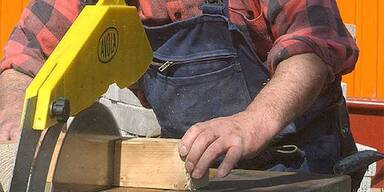 Pensionist f&auml;llt mit Hals auf Kreiss&auml;ge - tot