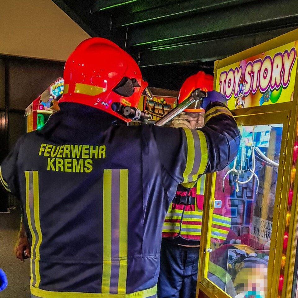 Kleinkind steckte in Spielautomaten fest