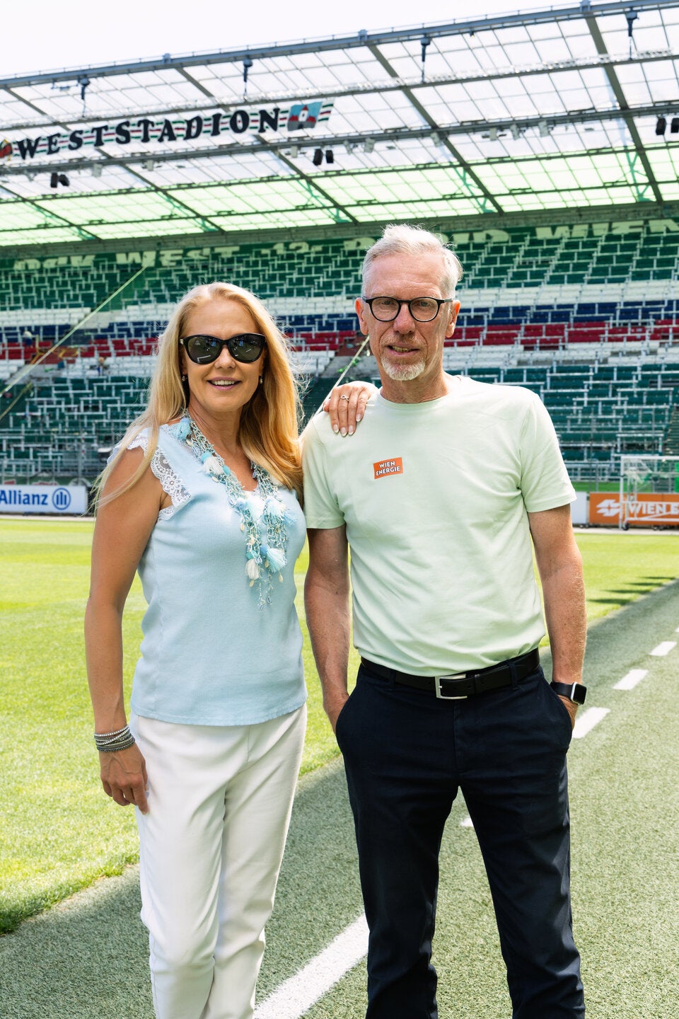 Fußball-Liebe: Die Kabarettistin ist genauso gerne im Stadion wie der Trainer selbst.