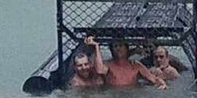 Mutprobe: M&auml;nner lie&szlig;en sich in Krokodilfalle fotografieren