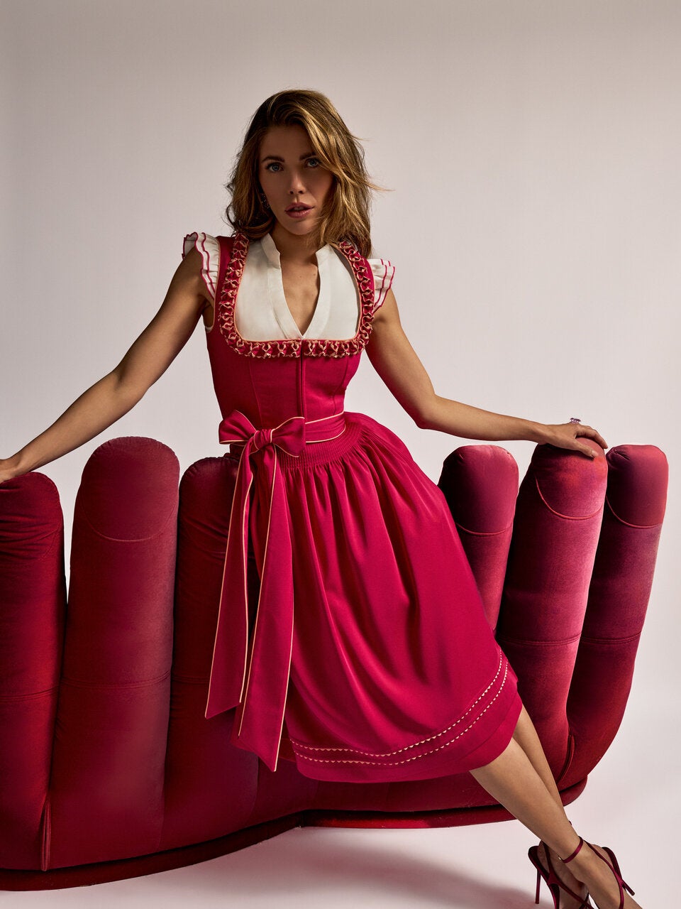 Die gebürtige Tirolerin kreiert seit 2017 Trachtenlooks für Krüger Dirndl. 